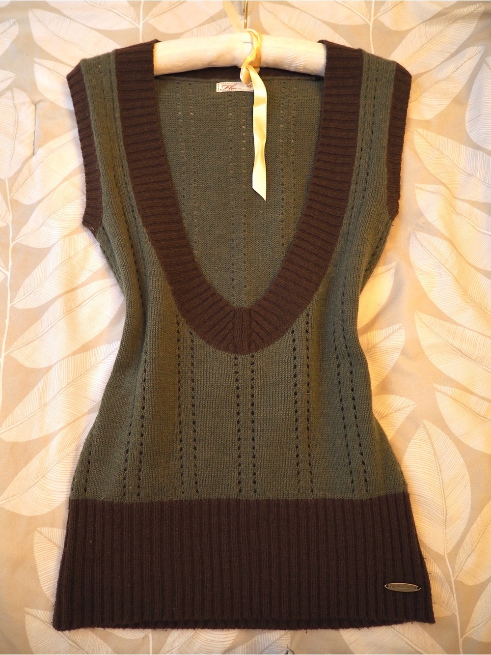 Low V-Neck Knit Vest - Olive & Dark Brown